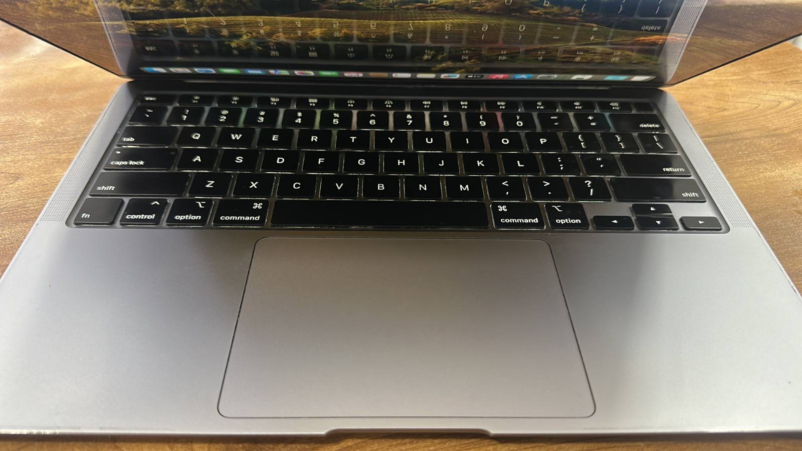 APPLE MACBOOK, photo 1 of 3